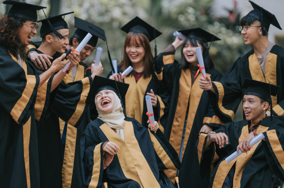 COLLEGE GRADUATION PHOTOSHOOT
